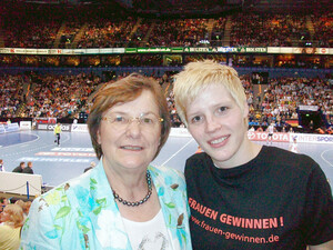DOSB-Vizepräsidentin Ilse Ridder-Melchers (l.)  beim Frauen Forum mit der Torfrau der Handballnationalmannschaft Clara Woltering.