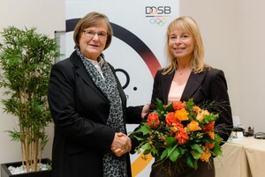 Ilse Ridder-Melchers gratuliert Petra Tzschoppe zur Wahl. Foto: Anja Schnabel