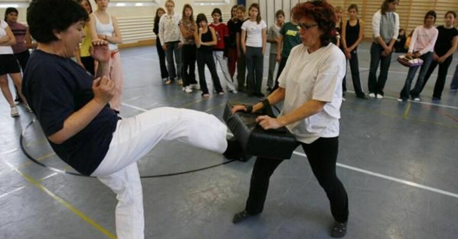 Frauen lernen, sich gegen männliche Übergriffe zur Wehr zu setzen. Copyright: picture-alliance