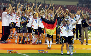 Kurz nach dem Titelgewinn in China können die deutschen Fußball-Weltmeisterinnen erneut jubeln: Die WM 2011 kommt nach Deutschland. Copyright: picture-alliance/dpa