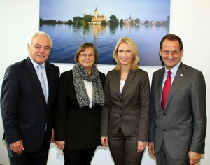 Gruppenbild vor einem Landschafts-Poster mit dem Schweriner Schloss (v.re.): Alfons Hörmann, Manuela Schwesig, Ilse Ridder-Melchers, Walter Schneeloch; Foto: DOSB