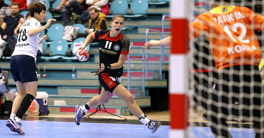 Die deutsche Nationalspielerin Xenia Smits läuft in einem Länderspiel gegen Korea zum Sprungwurf an. Foto: picture-alliance