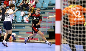 Die deutsche Nationalspielerin Xenia Smits läuft in einem Länderspiel gegen Korea zum Sprungwurf an. Foto: picture-alliance