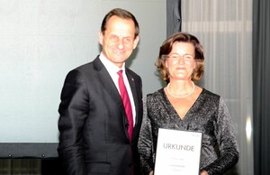 DOSB-Präsident Alfons Hörmann hielt die Laudatio auf Sigrid Berner und übergab ihr Ehrennadel und Urkunde. Foto: Deutscher Aero Club