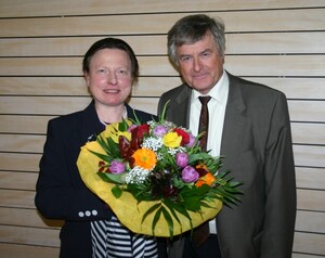 LSV-Präsident Dieter Schmidt-Volkmar beglückwünscht Dr. Barbara Oettinger zur Wiederwahl als Vorsitzende des LSV-Frauen-Ausschusses.