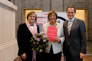 Ulla Schmidt (m.) erhält aus den Händen von Ilse Ridder-Melchers und Alfons Hörmann Urkunde und Preis. Foto: Anja Schnabel