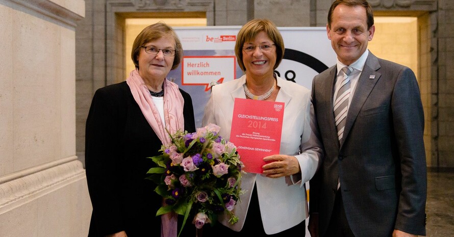 Ulla Schmidt (m.) erhält aus den Händen von Ilse Ridder-Melchers und Alfons Hörmann Urkunde und Preis. Foto: Anja Schnabel