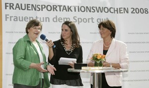 Ilse Ridder-Melchers (links), Vizepräsidentin des Deutschen Olympischen Sportbundes, und Bundesgesundheitsministerin Ulla Schmidt (rechts) eröffneten mit Moderatorin Simone Panteleit die Frauensportaktionswochen 2008 im Berliner Poststadion.