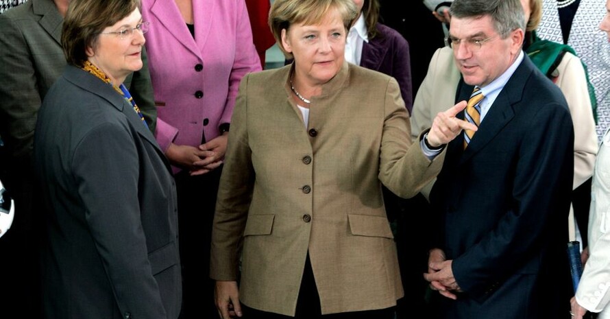 Bundeskanzlerin Angela Merkel empfing am 23. April 2009 im Bundeskanzleramt DOSB-Präsident Thomas Bach, DOSB-Vizepräsidentin Ilse Ridder-Melchers und viele prominente Unterstützerinnen der DOSB-Aktion "Frauen gewinnen!"