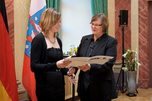 DOSB-Vizepräsidentin Ilse Ridder-Melchers gratuliert Lisa Monnerjahn /Foto: Anja Schnabel