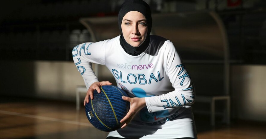 Die in den USA geborene Bosnierin Indira Kaljo hat den Basketball-Weltverband veranlasst, Kopfbedeckungen auf dem Feld testweise zu erlauben. Foto: Medienfabrik