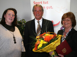 Lu-Röder-Preisträgerin Ursel Gratzfeld (r.) mit der Vorsitzenden des Landesausschusses Frauen im Sport, Beate Schmidt (l.) und lsb h-Vizepräsident Rolf Hocke.