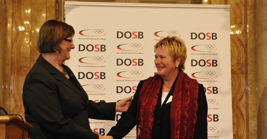 DOSB-Vizepräsidentin Ilse Ridder-Melchers gratuliert Preisträgerin Heida Benecke