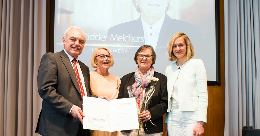 Ilse Ridder-Melchers (2.v.re.) erhält aus den Händen von Walter Schneeloch, Christine Kampmann und Mona Küppers (v.li), den Preis mit Urkunde und Blume. Foto LSBNRW