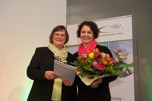 DOSB-Vizepräsidentin Ilse Ridder-Melchers gratuliert Angelika Büter. Foto: Anja Bowinkelmann