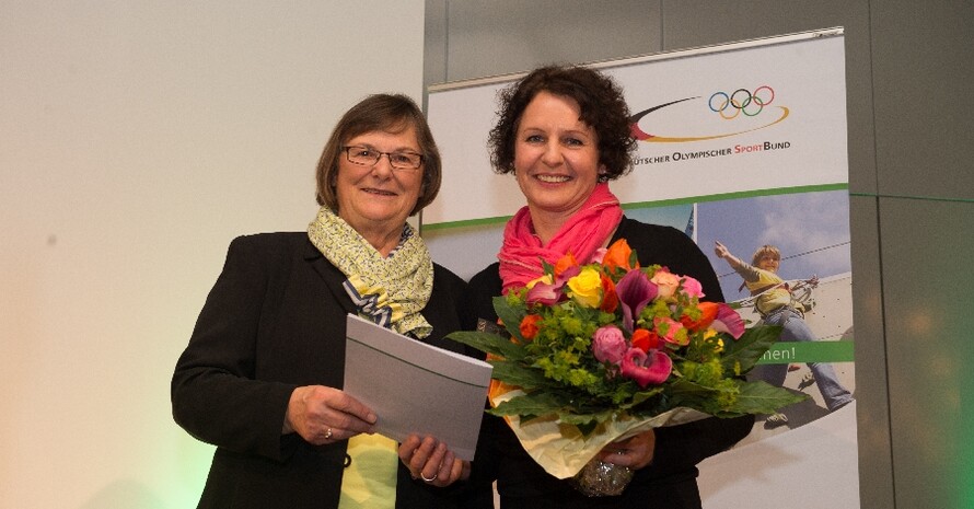 DOSB-Vizepräsidentin Ilse Ridder-Melchers gratuliert Angelika Büter. Foto: Anja Bowinkelmann