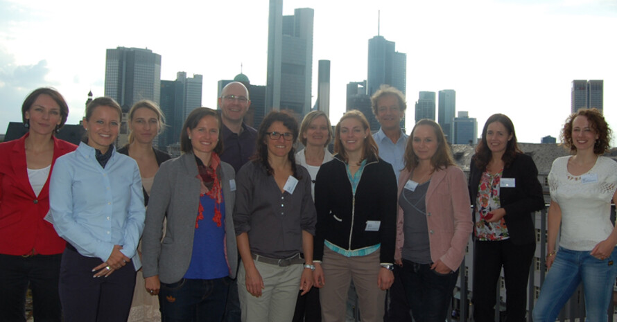 Die Teilnehmerinnen und Teilnehmer des Projekts  vor der Frankfurter Skyline. Foto: DOSB