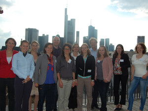 Die Teilnehmerinnen und Teilnehmer des Projekts  vor der Frankfurter Skyline. Foto: DOSB