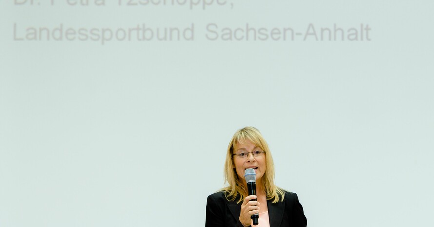 Petra Tzschoppe spricht auf der Frauen-Vollversammlung in Berlin zu den Frauenvertreterinnen der DOSB-Mitgliedsorganisationen. Foto: Anja Schnabel