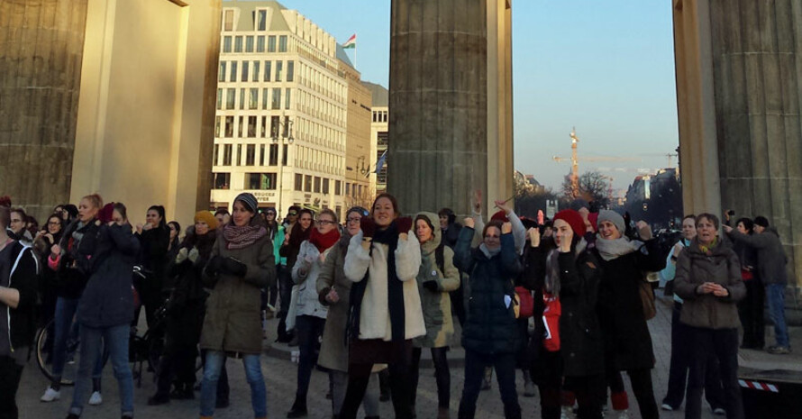 Tanzen gegen Gewalt an Mädchen und Frauen am Brandenburger Tor.