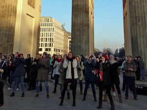 Tanzen gegen Gewalt an Mädchen und Frauen am Brandenburger Tor.