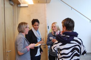 Mentees von 2014 im lockeren Austausch (v.li.): Conny Pohlers, Navina Omilade-Keller, Annelie Brendel und Alumna Paula Radtke. Foto: DOSB