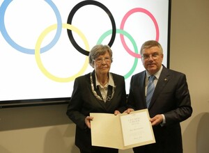Thomas Bach zeichnet Ilse Bechthold mit dem Olympischen Orden aus. Foto: DOSB