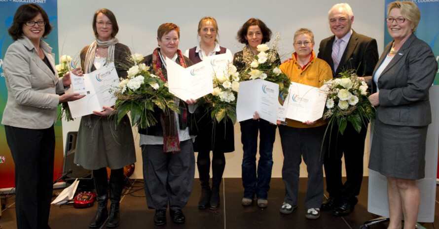 Die Preisträgerinnen mit Sportministerin Ute Schäfer (l.), Walter Schneeloch (2.v.r.) und Frauensprecherin Mona Küppers (r.). Foto: LSB NRW