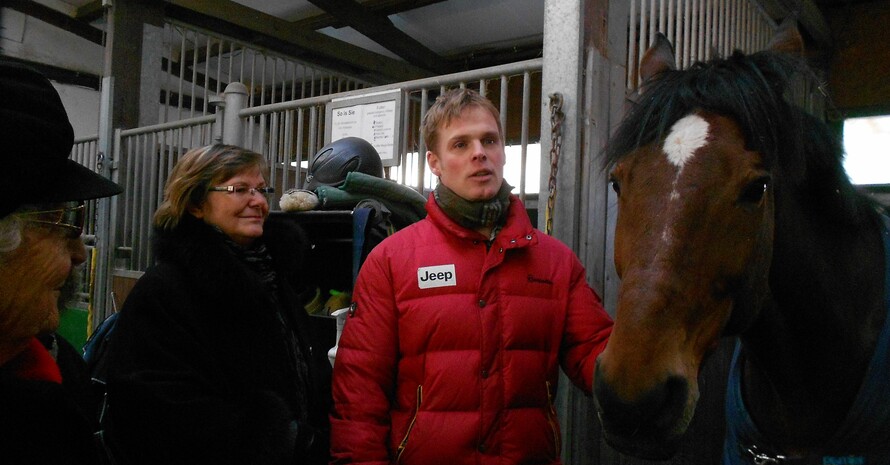 Ilse Ridder-Melchers, Frank Ostholt (Olympiasieger 2008 mit der Mannschaft) und sein erfolgreiches Pferd Little Paint. Foto: DOSB