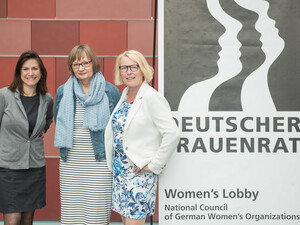 Die neue Spitze des Frauenrats mit Lisi Maier, Susanne Kahl-Passoth und Mona Küppers (v.l.). Foto: Deutscher Frauenrat/Simone M. Neumann