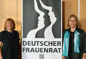 Vorsitzende Hannelore Buls (re.) mit EWL-Generalsekretärin Joanna Maycock