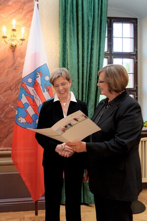 DOSB-Vizepräsidentin Ilse Ridder-Melchers gratuliert Ingelore Rosenkötter /Foto: Anja Schnabel