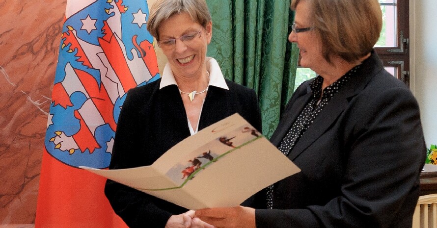 DOSB-Vizepräsidentin Ilse Ridder-Melchers gratuliert Ingelore Rosenkötter /Foto: Anja Schnabel