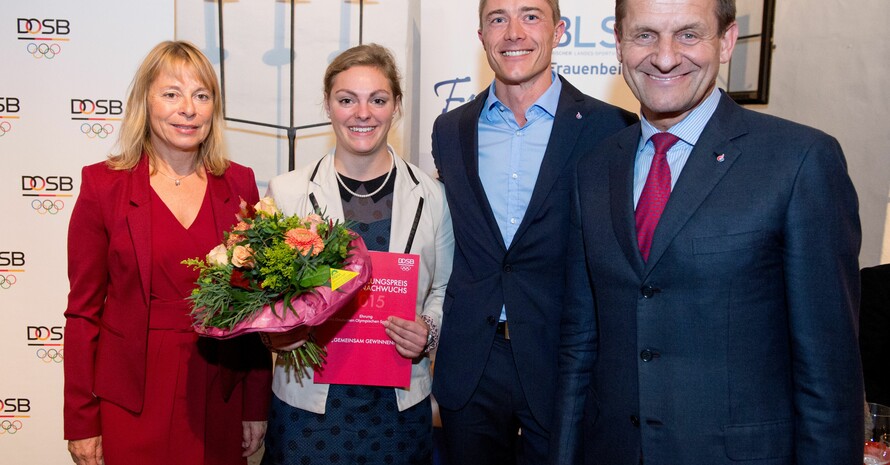 Magdalena Schnurr freut sich mit (v.li.) Petra Tzschoppe, Danny Winkelmann und Alfons Hörmann über den Nachwuchspreis 2015. Foto: DOSB/Timm Schamberger
