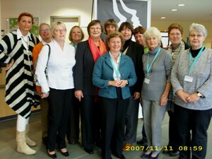 Gruppenbild mit der neuen Beisitzerin im Vorstand des Deutschen Frauenrates, Gabriele Wrede (Mitte, vorne) und der DOSB-Vizepräsidentin Ilse Ridder-Melchers (links dahinter). Foto: DOSB