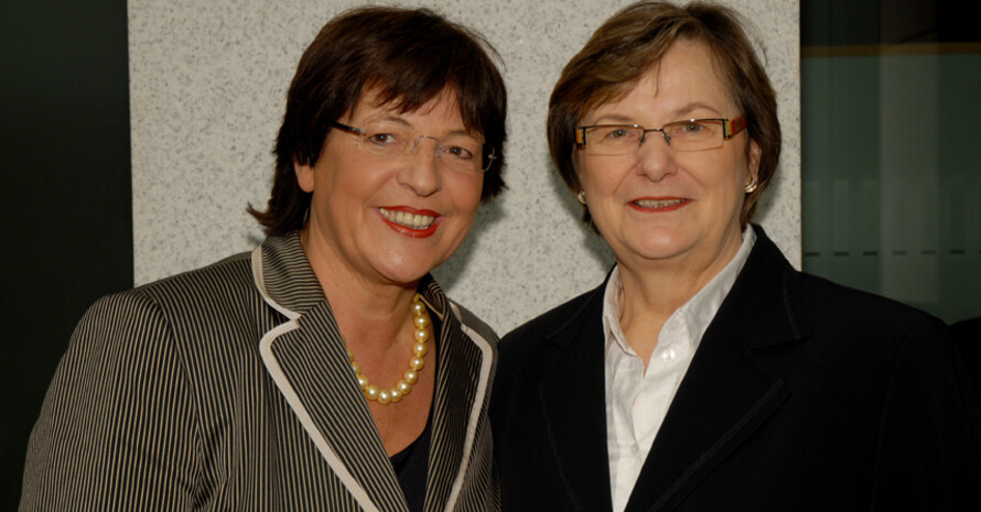 Bundesgesundheitsministerin Ulla Schmidt (li.) und DOSB-Vizepräsidentin Ilse Ridder-Melchers. Copyright: picture-alliance